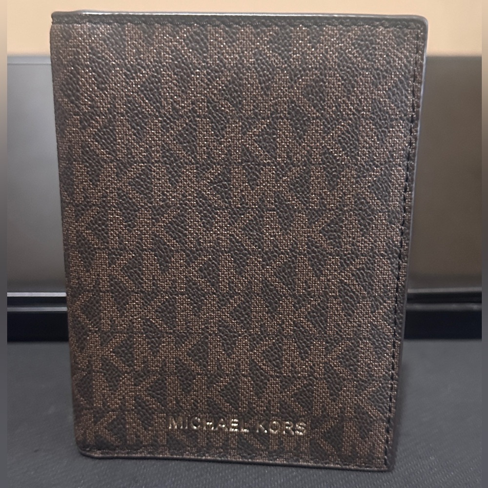 Michael Kors Brown Jet Set Travel Passport Holder Wallet. Excellent Condition.